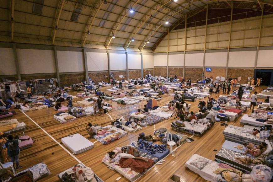 Miles de damnificados por inundaciones en Brasil son refugiados en albergues