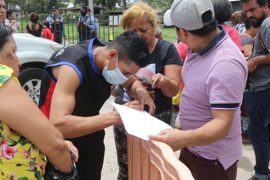 Angustia y dolor: Familiares desesperados exigen respuestas sobre la matanza en PNFAS