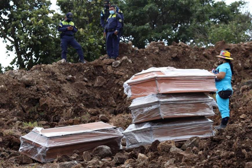 Tres meses sin ser reclamados: así fue la inhumación de 26 hondureños en la capital