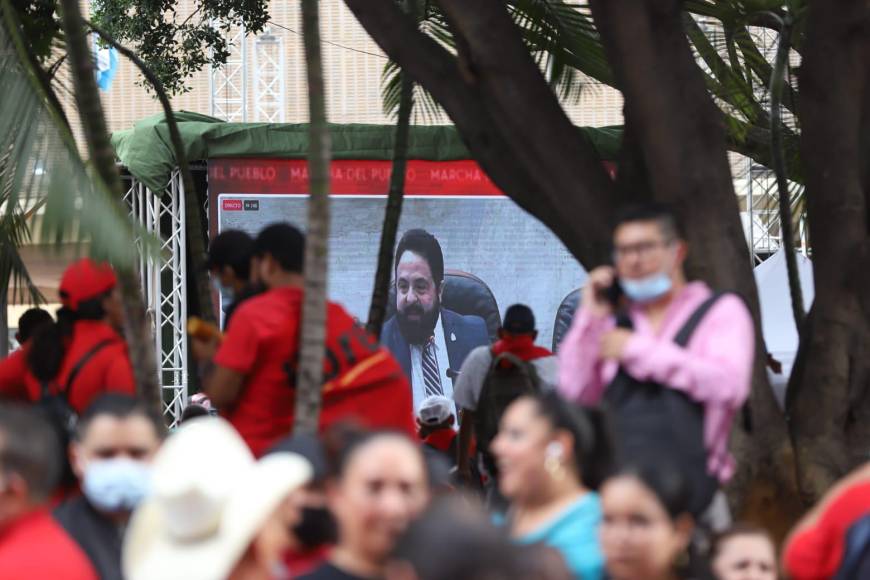 Cohetes y vuvuzelas: ambiente afuera del Congreso Nacional