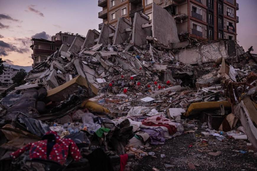 Con globos rojos rinden homenaje a los niños muertos en el terremoto de Turquía