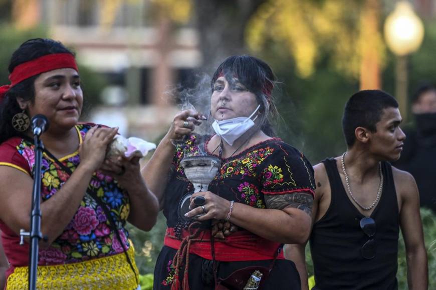 Altares, veladoras y oraciones, así rinden homenaje a migrantes que murieron en tráiler en Texas