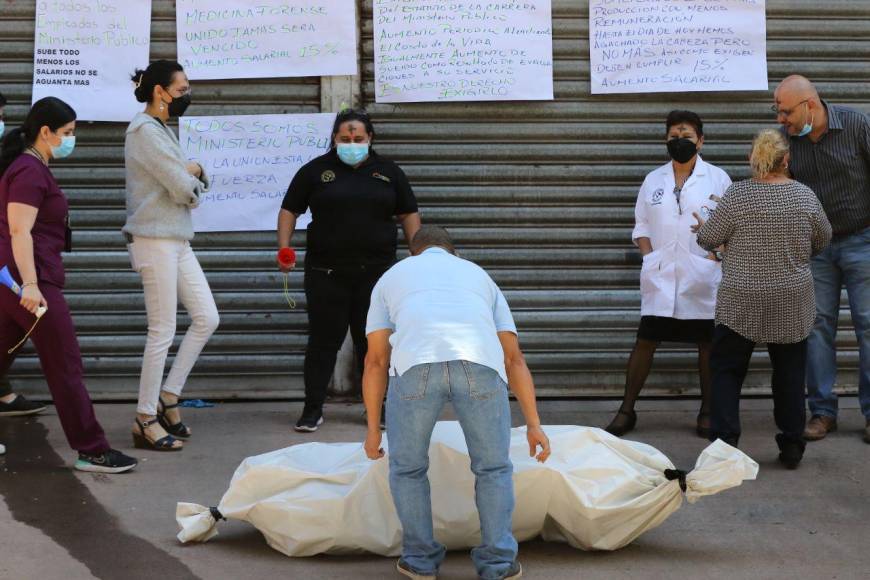 Con “cadáver” y quemas de llantas protestan empleados del MP por ajuste salarial