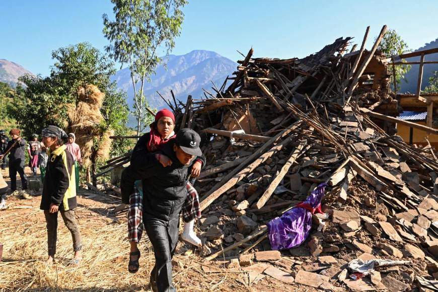 Chiuri, la aldea destruida por el sismo en Nepal, despide sus muertos