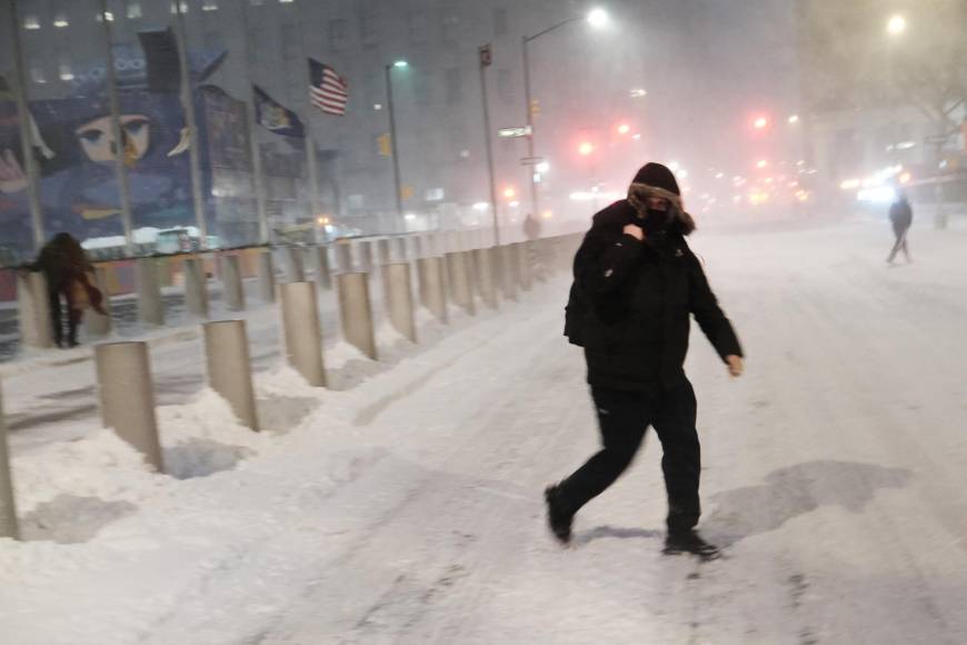 Las impresionantes imágenes de la “histórica” tormenta de nieve que azota el este de EEUU