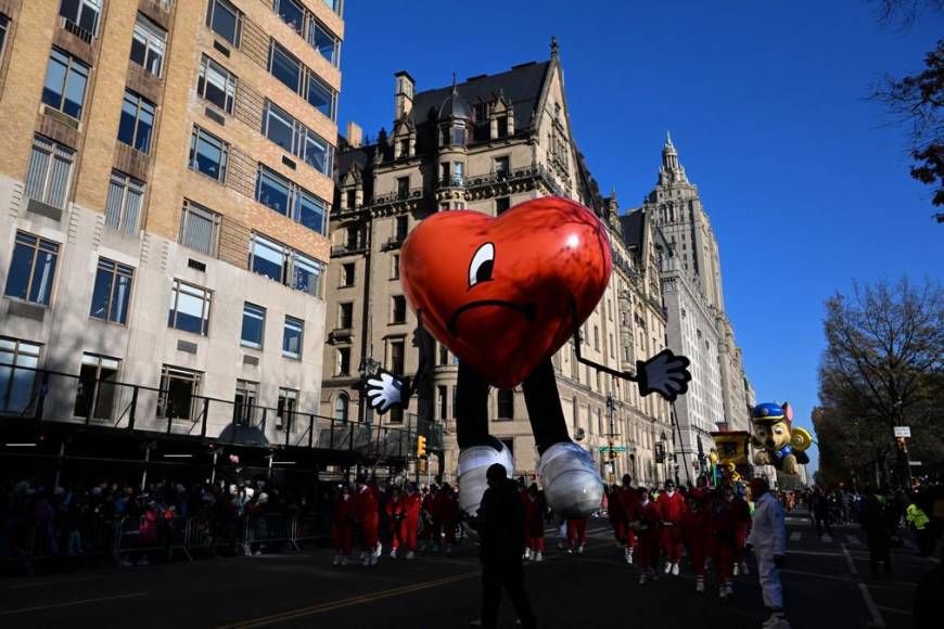 Con globos gigantes y Pikachu celebran el desfile de Thanksgiving de Macy’s