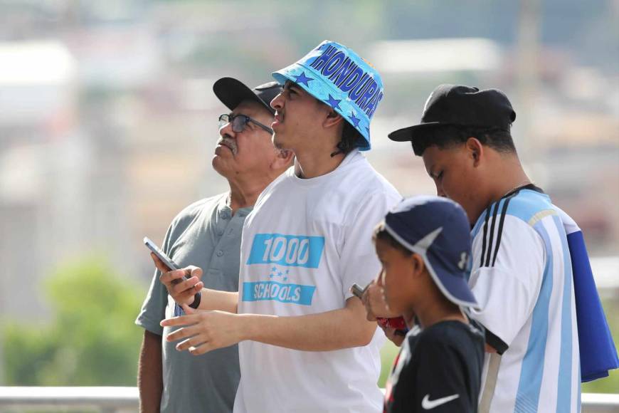 Ambiente fenomenal en el Chelato Uclés para presenciar el Honduras vs Trinidad y Tobago