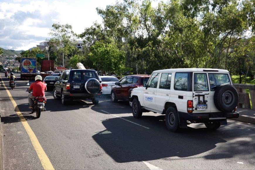 Tráfico infernal en la salida al sur de la capital por bacheos