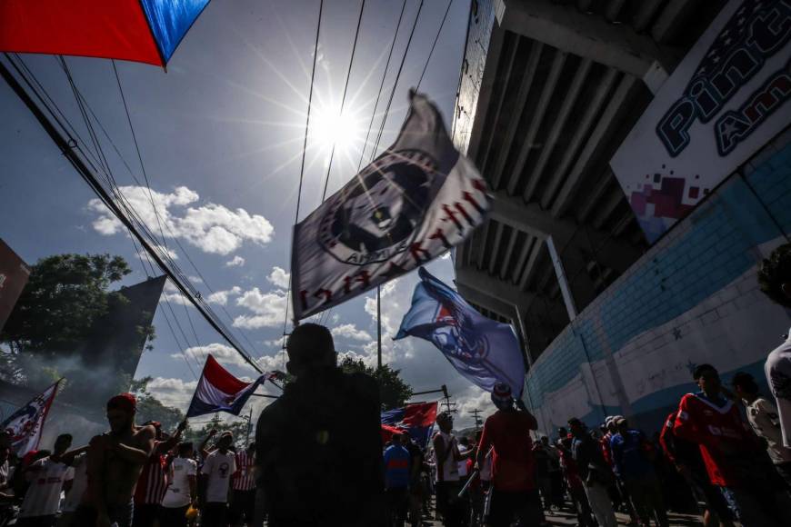 Olimpia - Motagua: ¡Ambientazo! Llegada de la Ultra Fiel al Estadio Nacional para el clásico