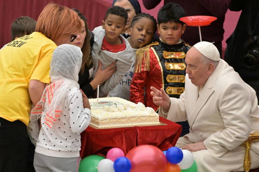 El papa Francisco celebra sus 87 años junto a los niños del Vaticano