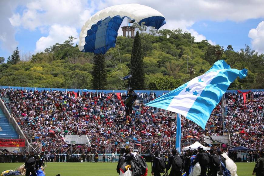 Paracaidistas deslumbran con su show aéreo en los desfiles patrios Honduras 2024