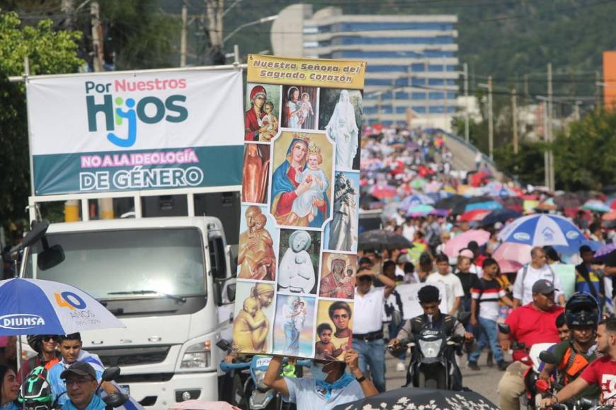 Los mensajes que dejó la masiva marcha en Tegucigalpa “Por nuestros hijos”