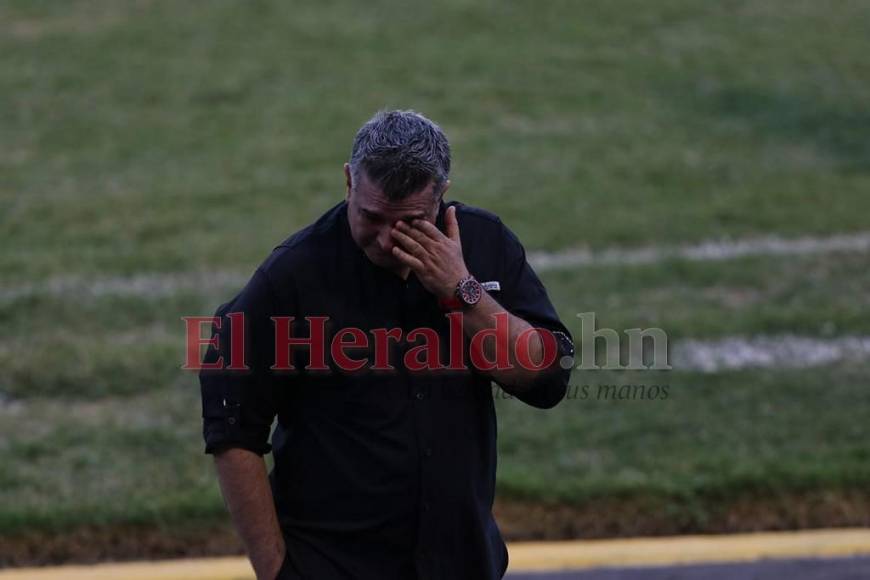 Diego Vázquez no pudo contener las lágrimas; así fue su emotivo adiós de Motagua (FOTOS)