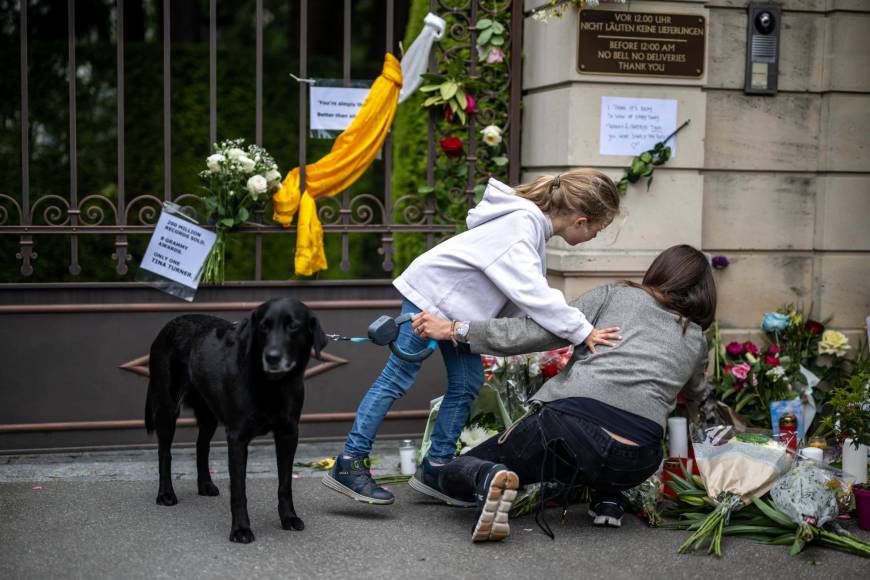 Fanáticos de Tina Turner dejan flores y velas frente a su casa en Suiza