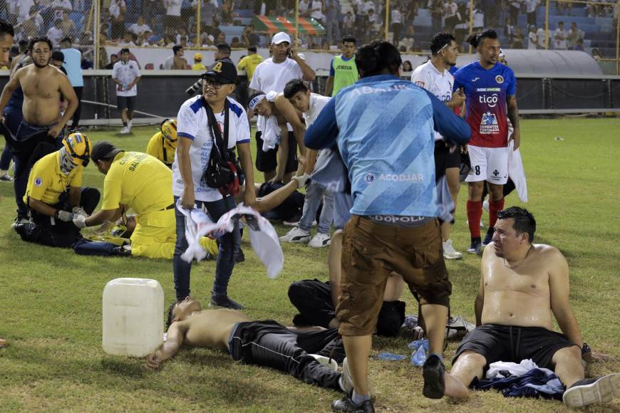 Desesperación, llanto y muerte deja estampida en el estadio Cuscatlán de El Salvador