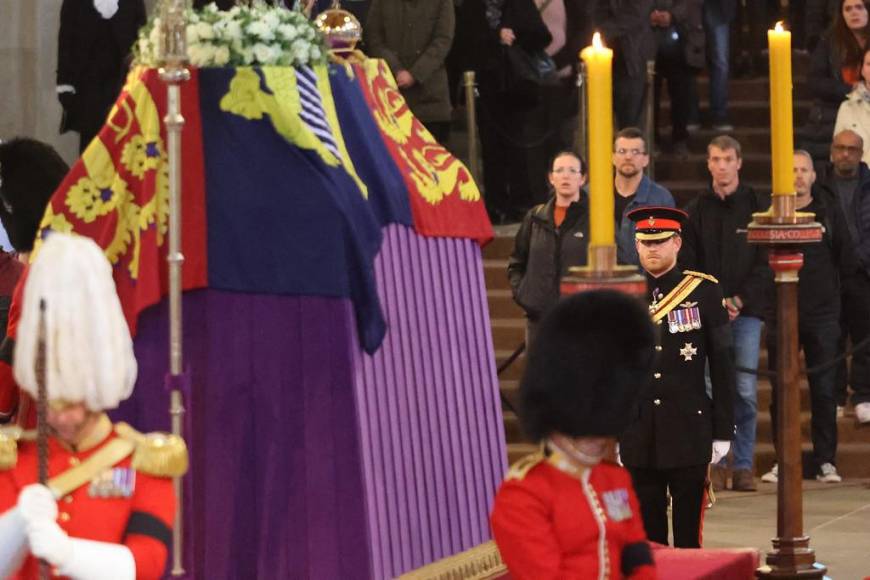 Tristes, cabizbajos y Harry vestido de militar: Así fue la vigilia realizada por los ocho nietos de Isabel II