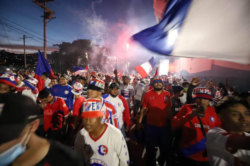 La Ultra Fiel llega con bombos al Nacional para la final de ida de la Concacaf League