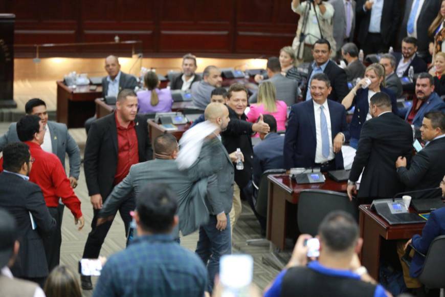 Por una camisa, diputados casi se van a los golpes en el Congreso Nacional