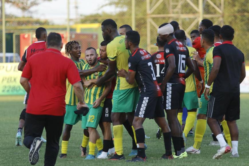 Siete expulsados y agresiones: imágenes del zafarrancho que dejó el Parrillas One-Independiente de la Liga de Ascenso