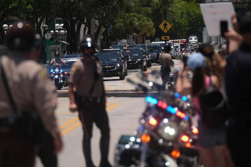 En caravana y sin ser captado por las cámaras llegó Trump a la corte de Miami