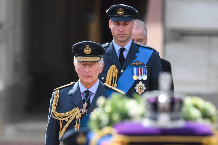 Los rostros de la familia real en el inicio del funeral de la reina Isabel en Londres