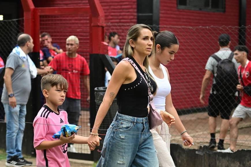 En fotos: Messi y Antonela Roccuzzo causan revuelo en Argentina tras debut de su hijo