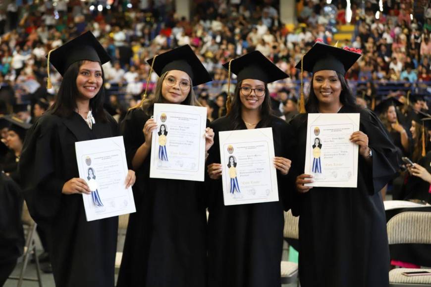 UNAH gradúa a 1,548 nuevos profesionales