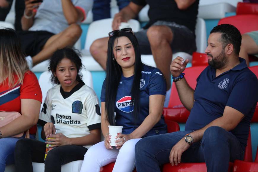 Bellas chicas en clásico capitalino, novias de jugadores de Motagua se roban miradas