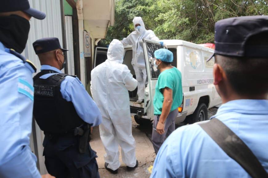 Desgarradoras fotos: la dolorosa entrega de cuerpos a los familiares de las víctimas de la matanza en PNFAS