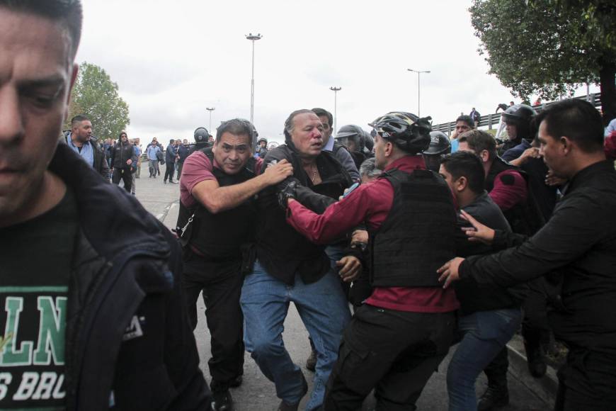 Golpes y pedradas recibió el ministro de Seguridad de Argentina en protesta de choferes de autobús