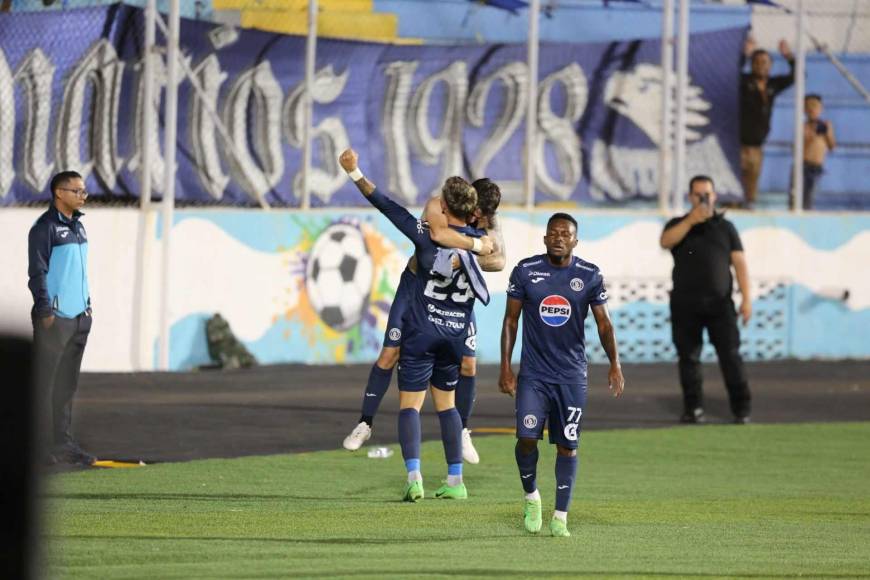 Auzmendi manda beso a su novia en las gradas y la fiesta de Motagua en el Nacional