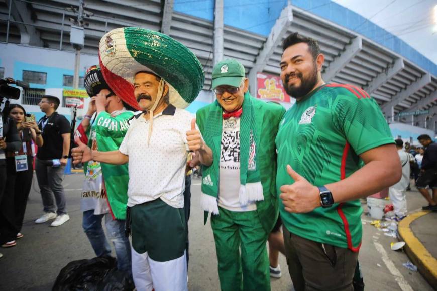 ¡Órale, Güey! Mexicanos se concentran en el Chelato Uclés para apoyar al Tri