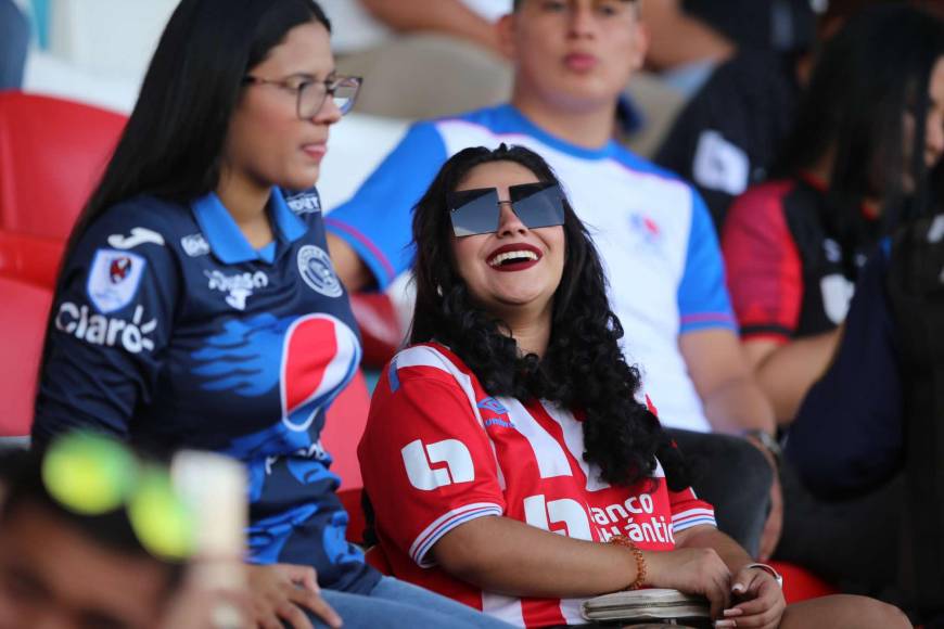 Bellas chicas en clásico capitalino, novias de jugadores de Motagua se roban miradas