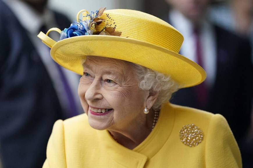 No tenía pasaporte, era dueña de todos los cisnes y celebraba dos cumpleaños: Los privilegios que tenía la reina Isabel II