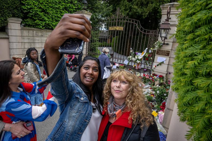 Fanáticos de Tina Turner dejan flores y velas frente a su casa en Suiza