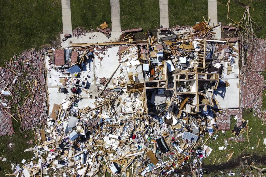 En Misisipi hay “zona de guerra” tras el paso de un mortal tornado