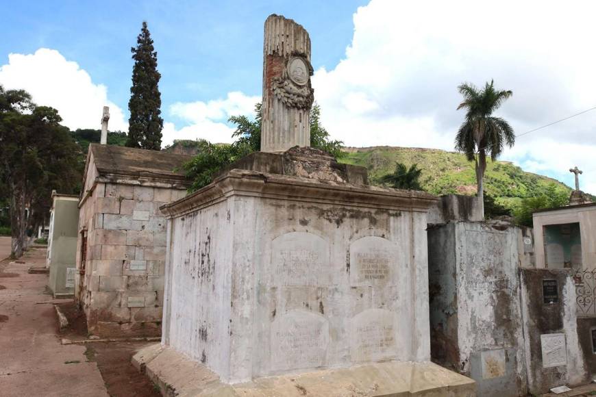 Para robar placas, cruces y hasta joyas: la eterna profanación de tumbas en Cementerio General de Tegucigalpa