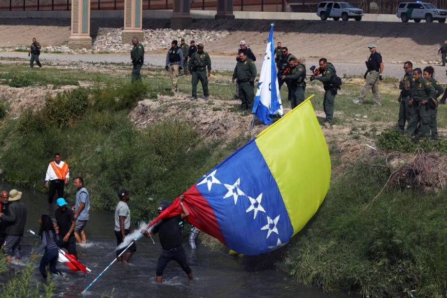 “¡Déjenos entrar, queremos trabajar!”: lanzan balas de goma a migrantes en la frontera de México