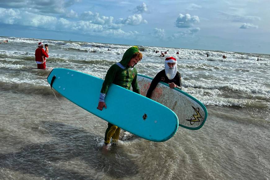 ¡Santas al agua! La tradicional obra que se lleva a cabo en Florida