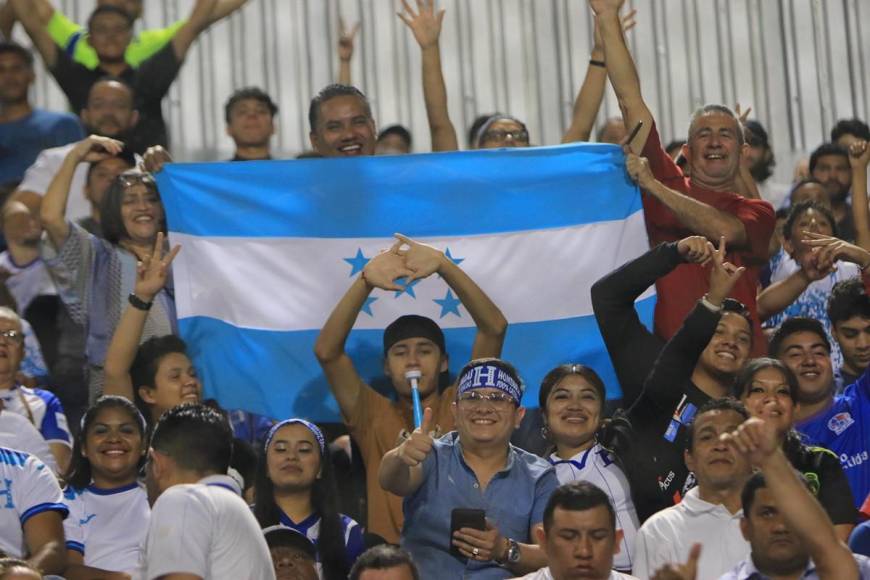 “Todos con la H”, aficionados catrachos listos en el Chelato Uclés para el Honduras - Granada