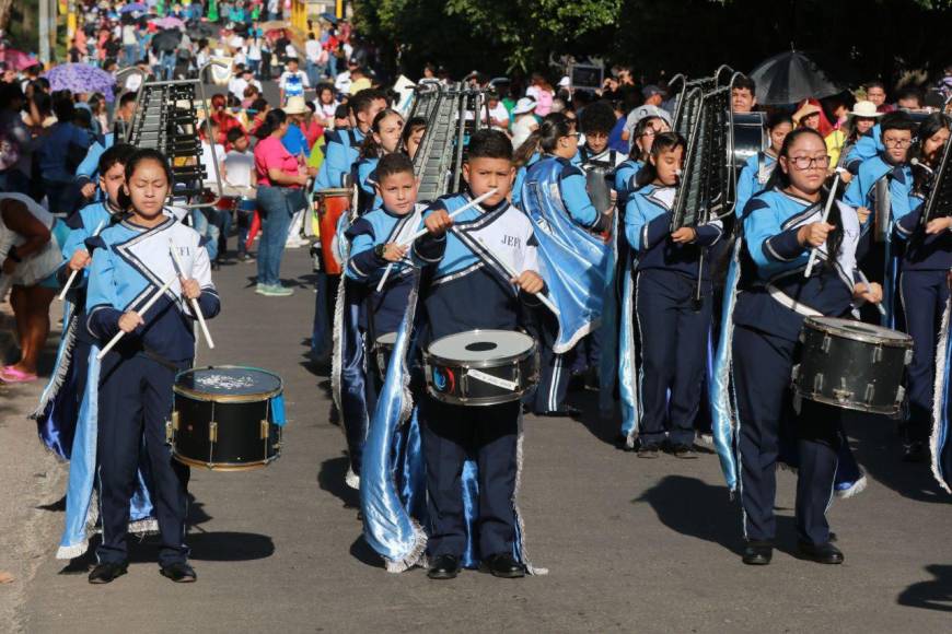 Alumnos de educación prebásica y básica derrochan patriotismo y ternura en las calles de la capital