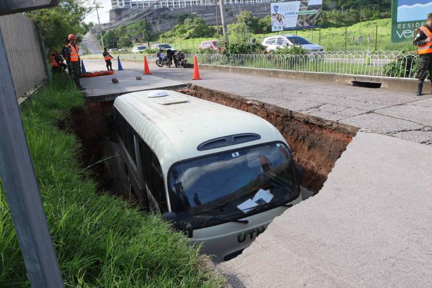 Las imágenes del socavón en el que cayó un autobús en la capital