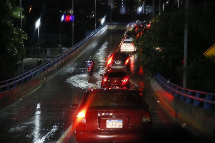 Lluvias sobre la capital generan caos vehicular en varios bulevares