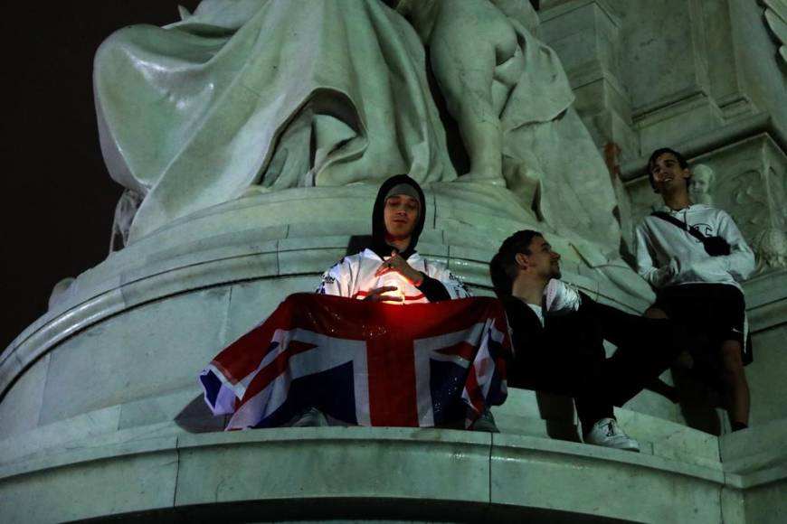 Lágrimas, silencio y el himno “God save the Queen” frente al palacio de Buckingham tras muerte de Isabel II