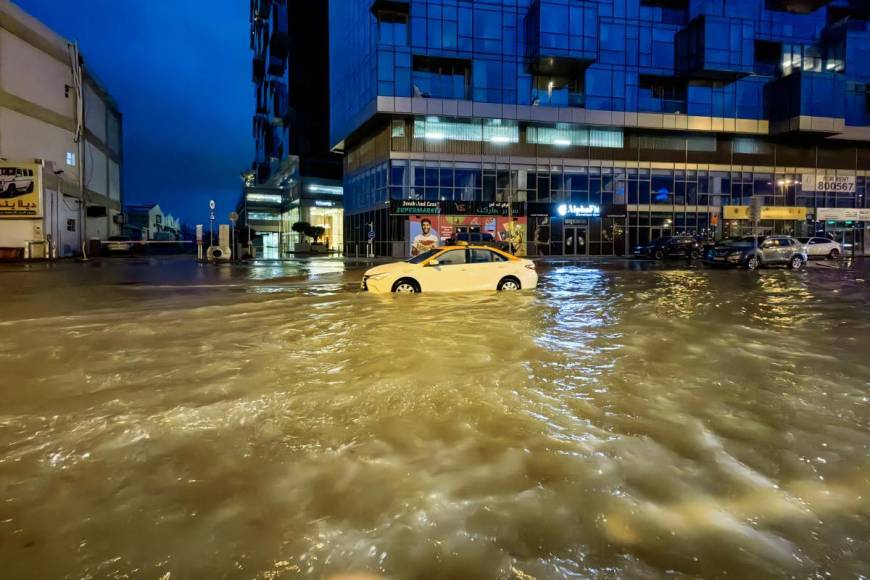 Inusuales tormentas inundan Dubái en menos de 12 horas