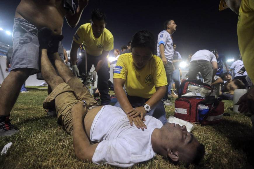 Desesperación, llanto y muerte deja estampida en el estadio Cuscatlán de El Salvador