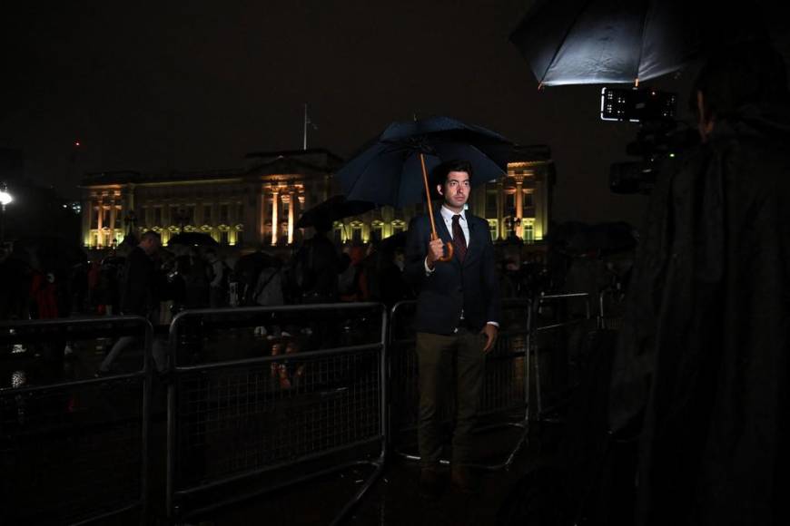 Lágrimas, silencio y el himno “God save the Queen” frente al palacio de Buckingham tras muerte de Isabel II