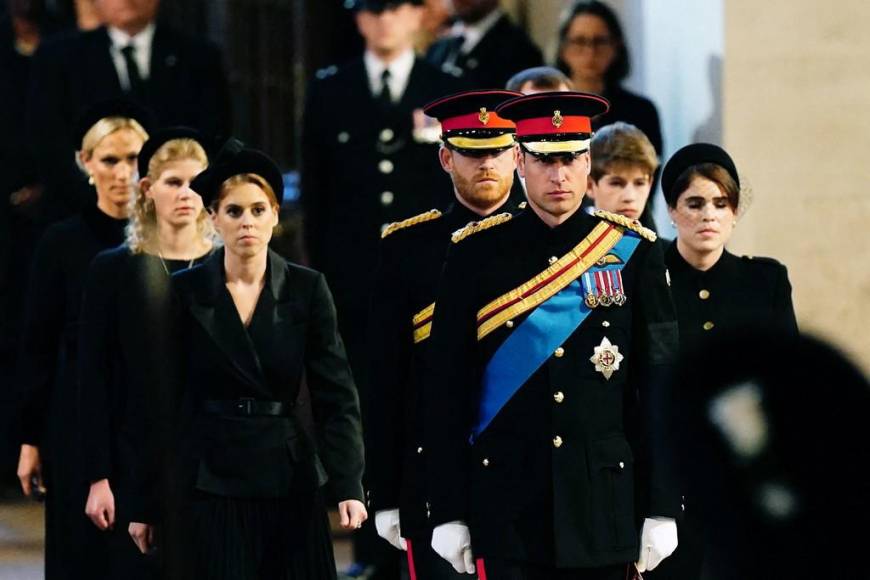 Tristes, cabizbajos y Harry vestido de militar: Así fue la vigilia realizada por los ocho nietos de Isabel II