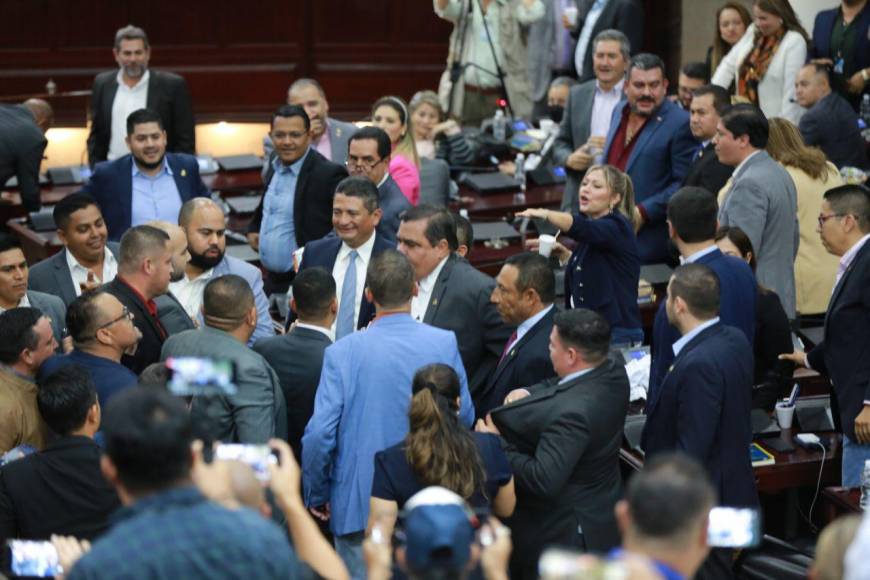 Por una camisa, diputados casi se van a los golpes en el Congreso Nacional