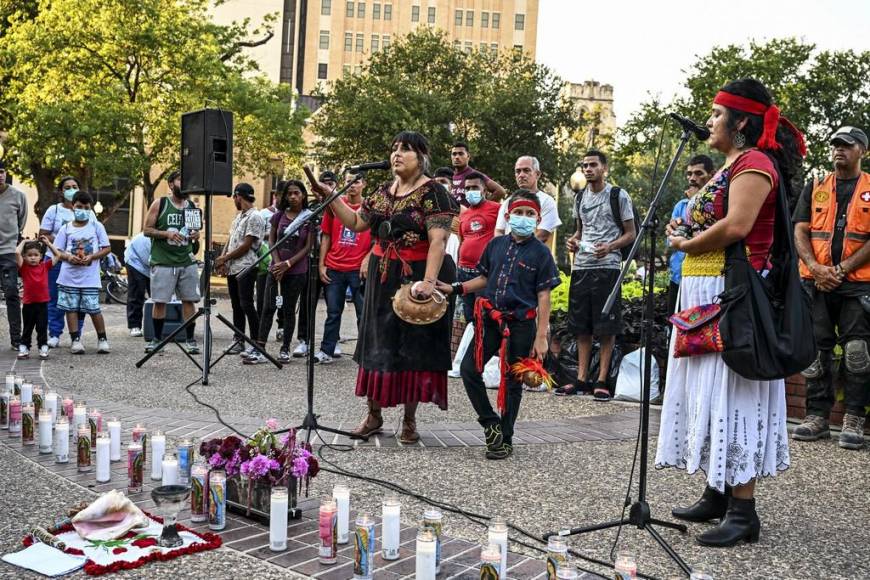 Altares, veladoras y oraciones, así rinden homenaje a migrantes que murieron en tráiler en Texas